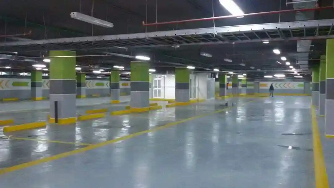 معلم إيبوكسي يجهز أرضية خرسانية قبل تنفيذ طبقات الإيبوكسي في مكة