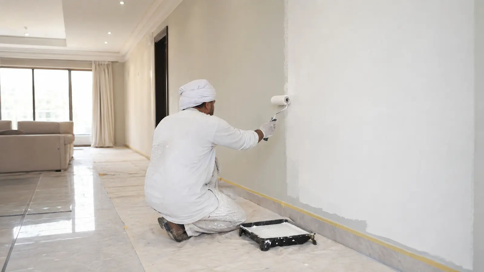 معلم بويه يجهز جدار منزل في مكة بأدوات الدهان الاحترافية