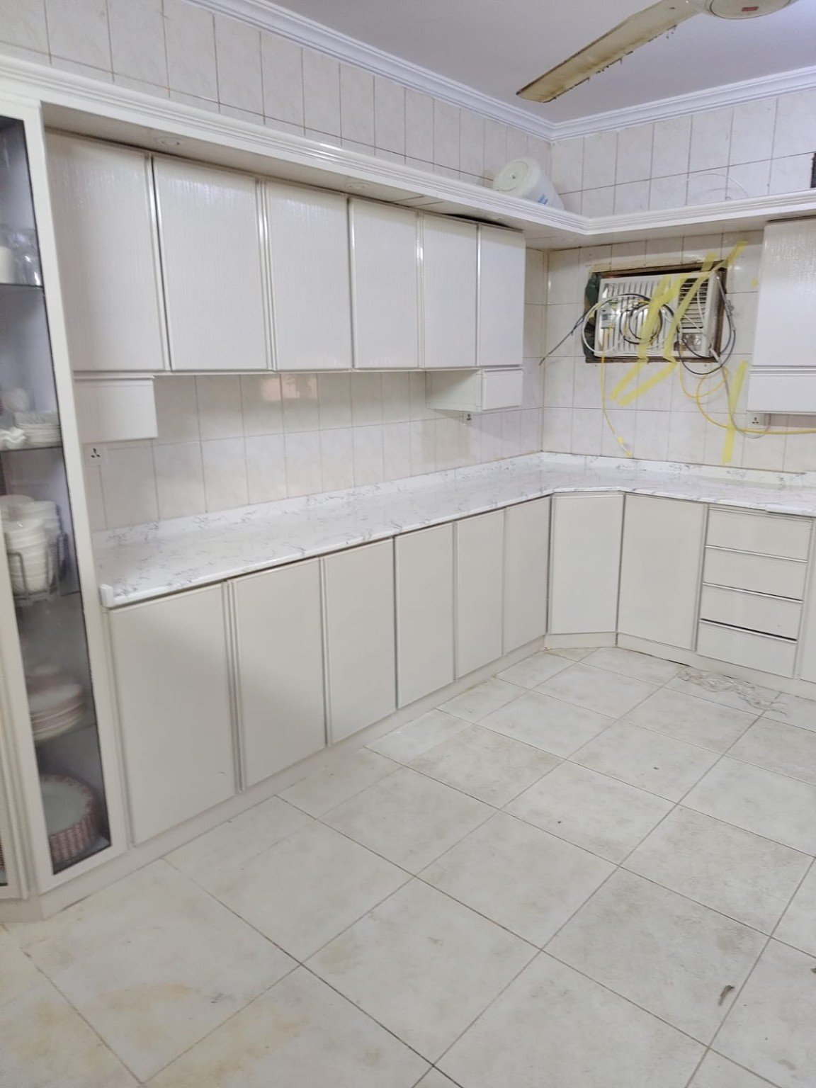 الدواليب البيضاء والسطح المجدد في المطبخ من الزاوية الأولى