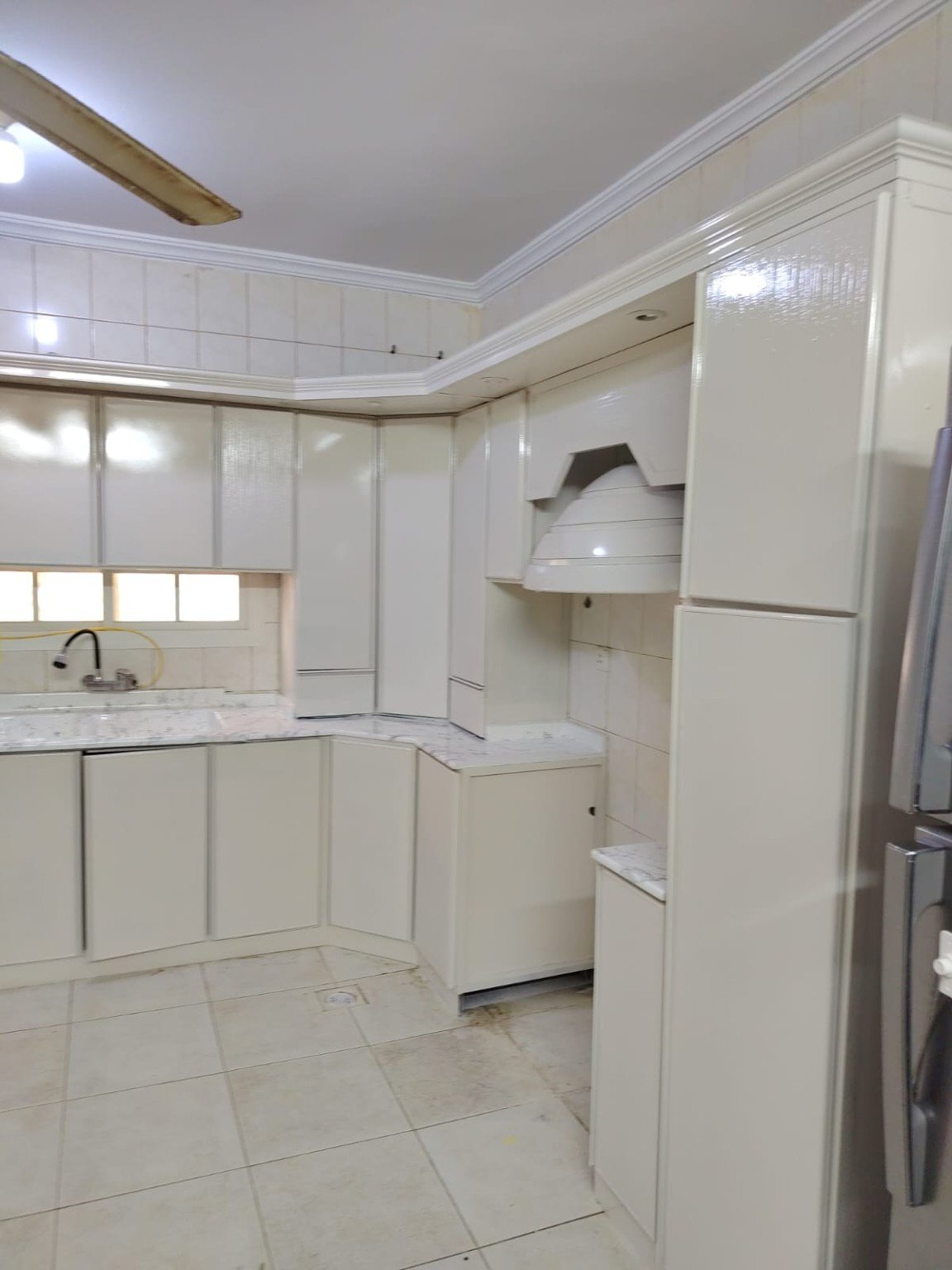 تفاصيل الدواليب البيضاء وسطح المطبخ بعد التجديد